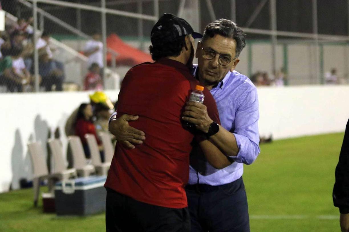 El saludo de Pedro Troglio y Salomón Nazar antes del inicio del partido.