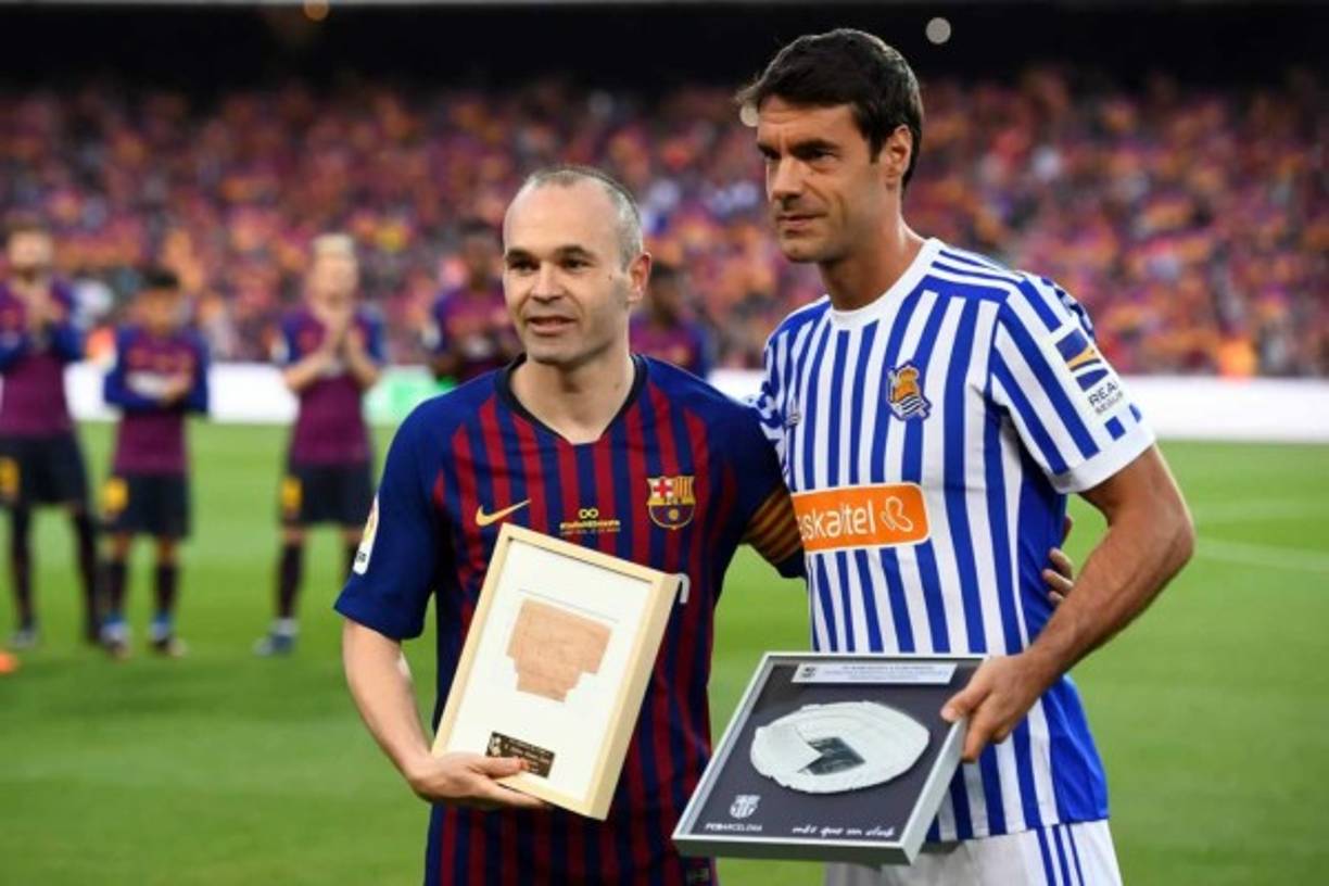 Poco antes del pitido inicial, Iniesta ha intercambiado un obsequio con Xabi Prieto, estrella de la Real Sociedad, que también ha anunciado su retirada esta temporada. El público presente los ha ovacionado con admiración y respeto. ¡Momentazo! Foto EFE