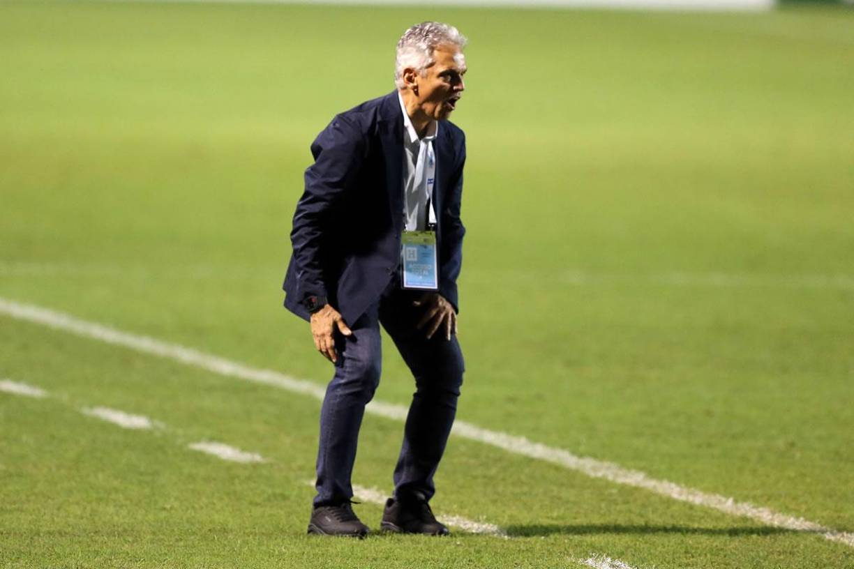 Pese a la ventaja, Reinaldo Rueda vivió con intensidad el partido contra Cuba.