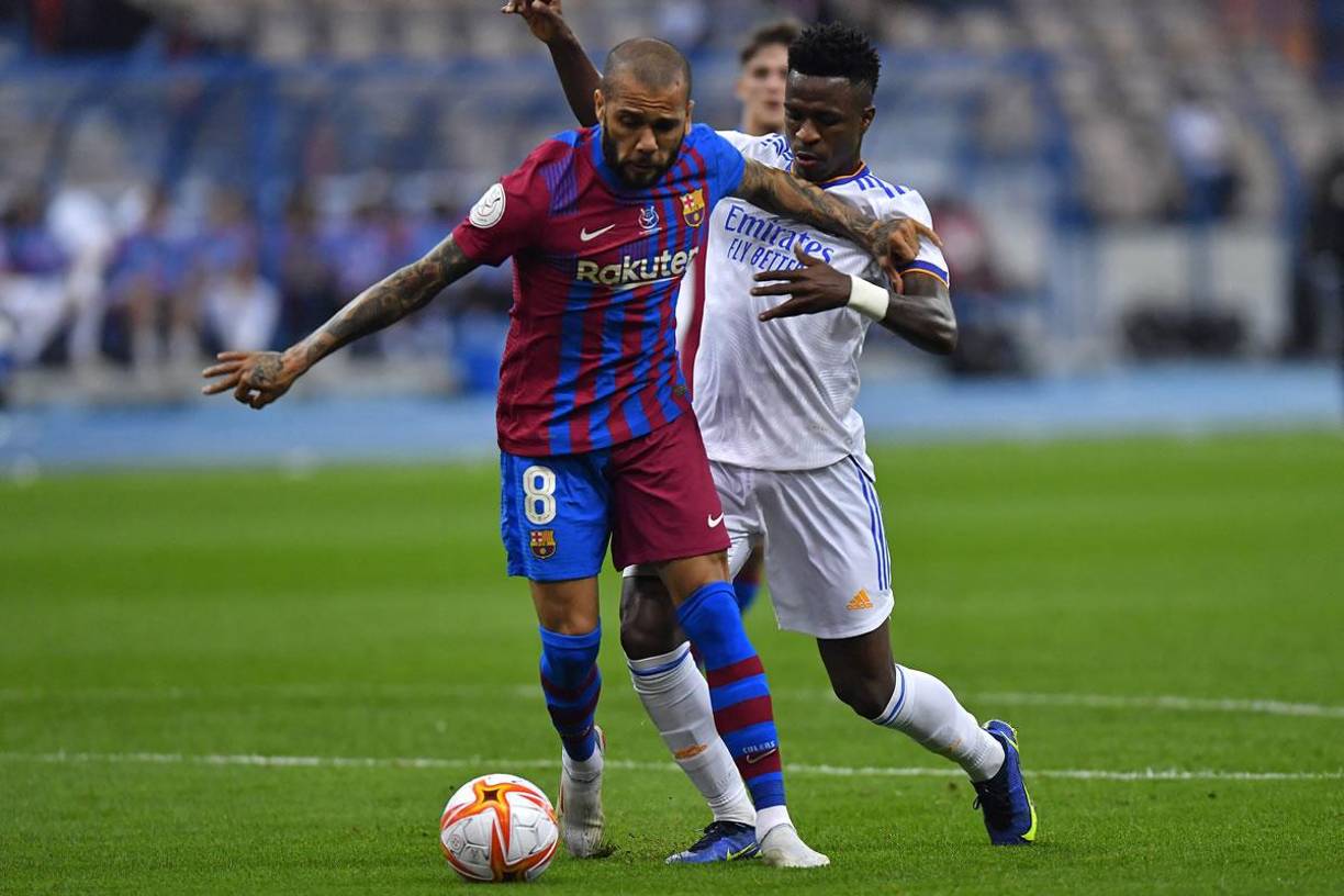 A Dani Alves le tocó marcar a Vinicius y tuvo problemas para contenerlo.