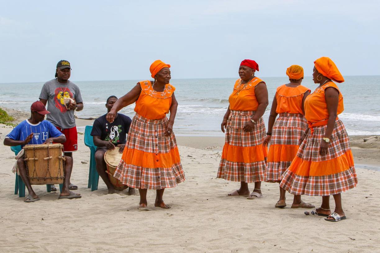 La identidad cultural de los garifuna es conocida por sus enérgicos bailes de ritmos marcados. 