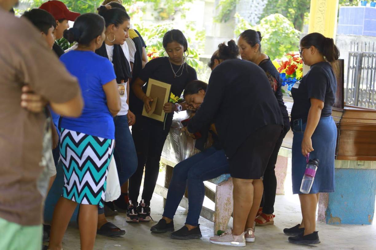 Encima de uno de los cadáveres dejaron un rótulo en el que escribieron “por cada uno queme toques, el cartel mata 10, firma Cartel del Atlántico”.