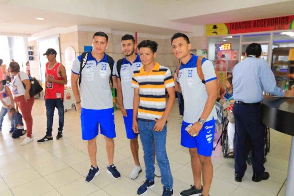 Harold Fonseca, Marcelo Pereira y Denil Maldonado posan con un aficionado en el aeropuerto Toncontín de Tegucigalpa, antes de partir a San Pedro Sula.