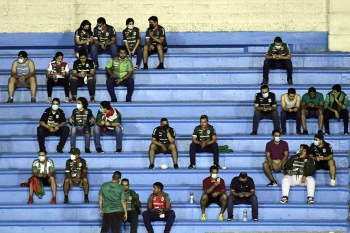 Algunos jugadores llegaron acompañados con familiares o amigos y siguieron las medidas de bioseguridad.