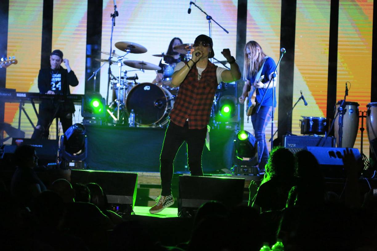 Roberto Caicedo y los invitados internacionales iniciaron su presentación musical a las 11: 00 pm. 