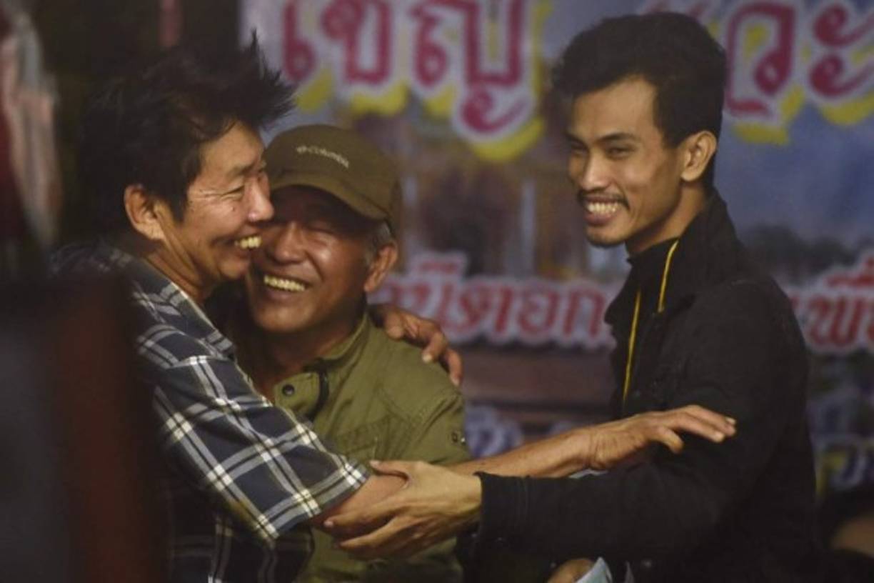 Las autoridades mantienen a los familiares resguardados en una zona protegida para evitar el acoso de los decenas de medios de comunicación que informa y retransmiten, algunos en directo, los operativos.