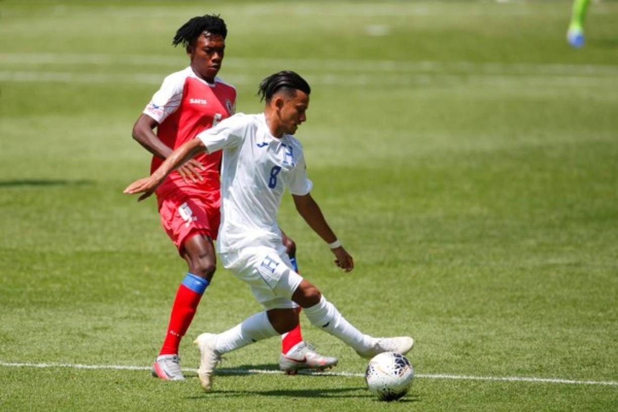AME4039. GUADALAJARA (MÉXICO), 19/03/2021.- Edwin Rodríguez (d) de Honduras disputa el balón con Eliader Dorlus de Haití hoy, durante un partido del torneo Clasificatorio Olímpico masculino de la Concacaf de fútbol celebrado en el estadio Jalisco en Guadalajara (México). EFE/Francisco Guasco<br/>