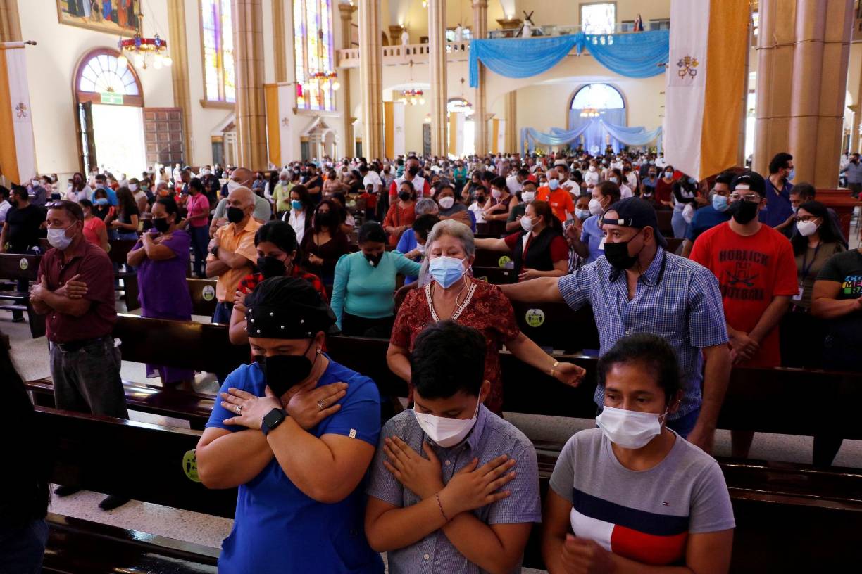 A la misa, que se celebró en el santuario de Suyapa, en el extremo oriental de Tegucigalpa, asistieron la presidenta hondureña, Xiomara Castro, funcionarios del poder Ejecutivo, diputados del Parlamento, magistrados de poder judicial y cientos de católicos de diferentes regiones del país.