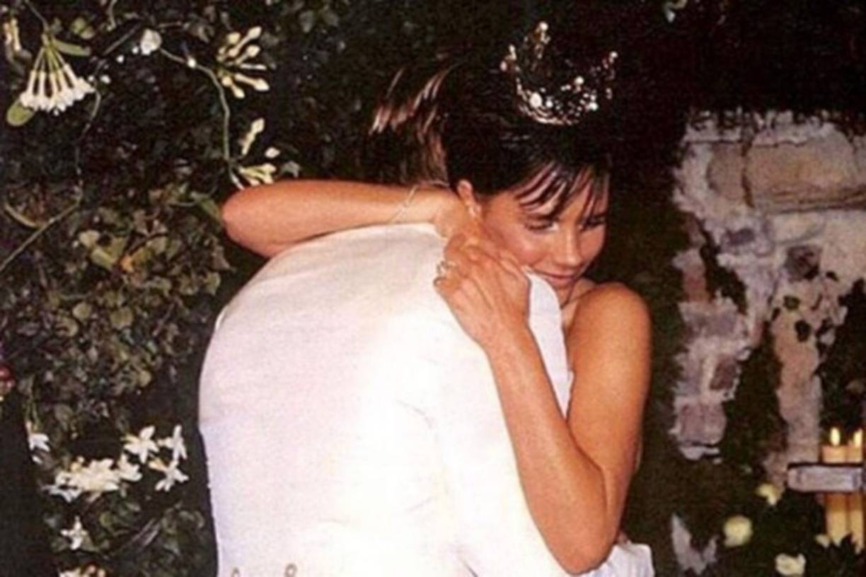 La Señora Beckham colgó esta imagen en su cuenta de Instagram para felicitar a su esposo por los 17 años de casada. 'Me siento muy amada y verdaderamente bendecida. Mi mejor amigo, mi amor. La clase de hombre que me inspira todos los días. Feliz aniversario para el mejor marido y padre del mundo', escribió la ahora diseñadora.