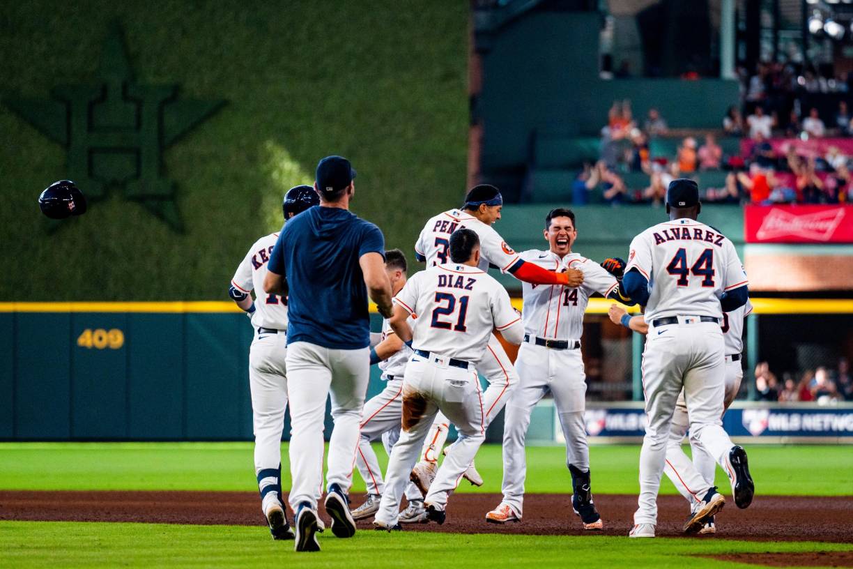 Dubón tuvo una noche mágica y se convirtió en el héroe de la noche tras conectar el último hit y dar el triunfo. Los Astros enloquecieron con el hondureño.