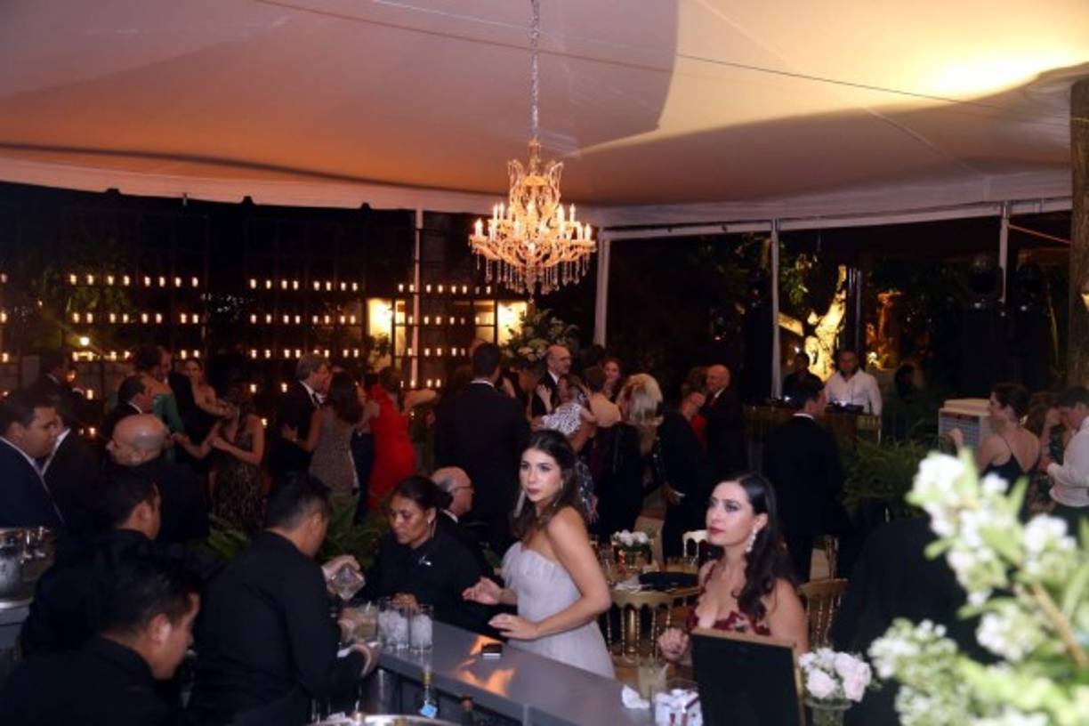 La fiesta fue ofrecida con sobria decoración.