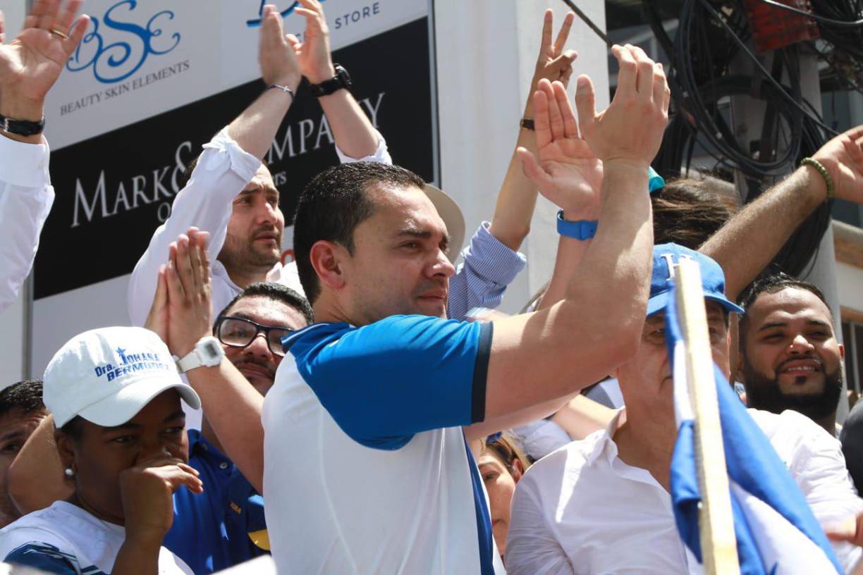 El diputado del Partido Nacional, Tomás Zambrano, se hizo presente en la protesta de este sábado en Tegucigalpa. El congresista dijo que más de 25 mil hondureños se movilizaron. 