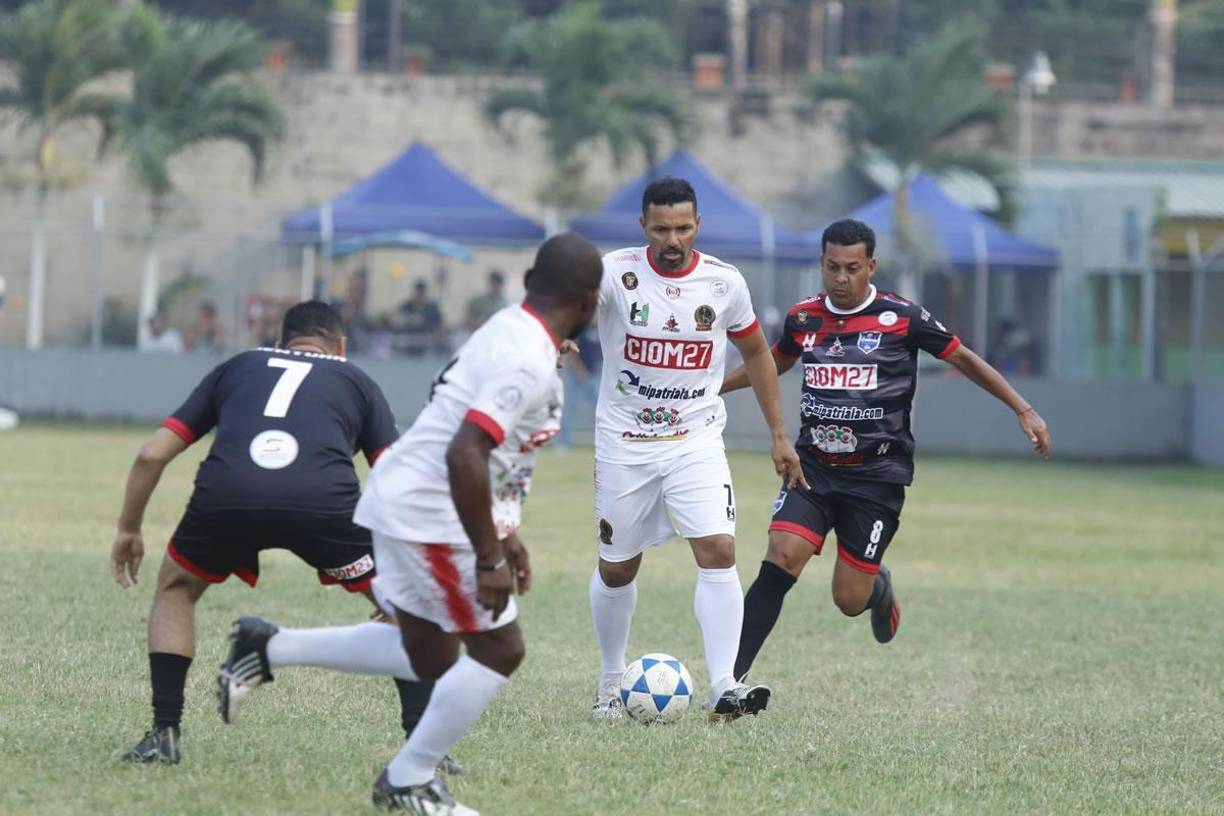 Rony Morales conduciendo el balón en un lance del juego benéfico.