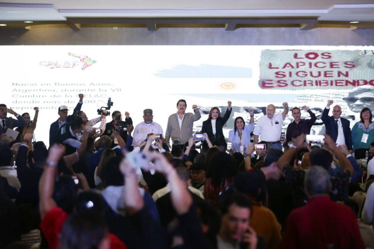 Zelaya dedicó palabras de elogio a los padres fundadores del Foro de São Paulo: el fallecido líder cubano Fidel Castro y el expresidente brasileño Luiz Inácio Lula da Silva.