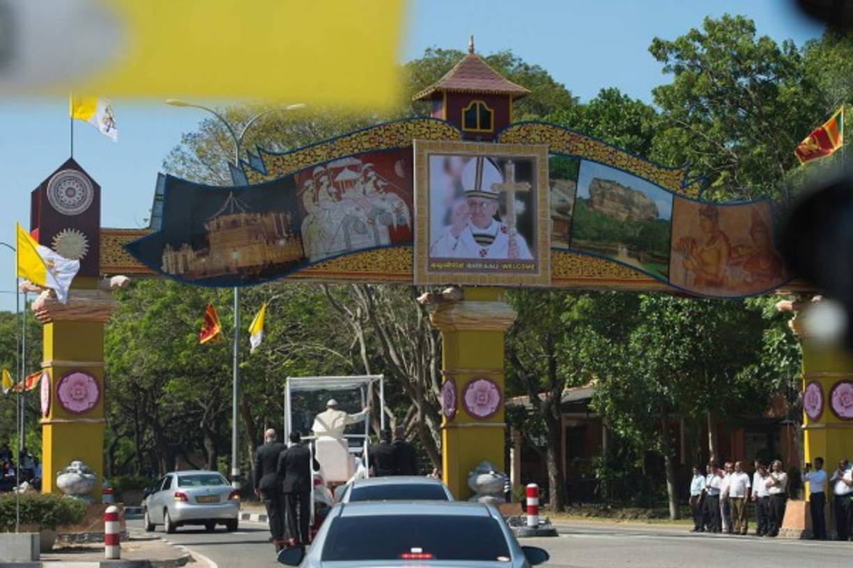 El Sumo Pontífice realizó un recorrido por la ciudad de Colombo, para saludar a los fieles, bajo un ardiente sol.