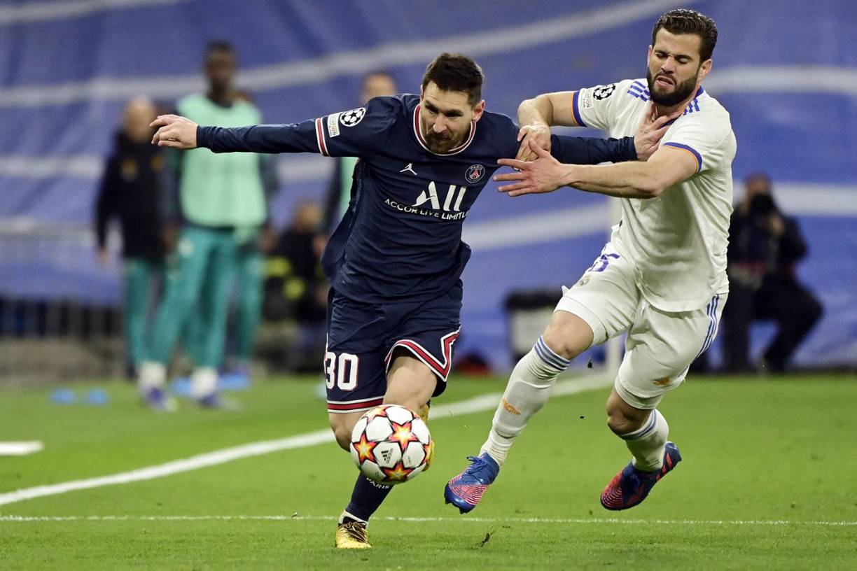 Nacho Fernández marcando a Lionel Messi en un lance del partido.