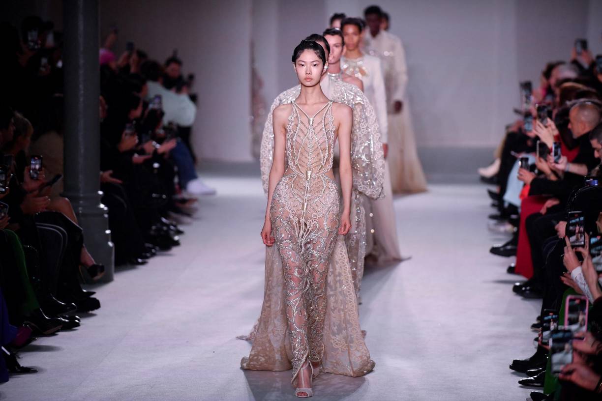 ”Hay mucha desnudez en los vestidos. Son tendencias, salimos de una pandemia, la gente tiene ganas de salir, de mostrarse, de celebrar juntos. Es algo natural”, reflexionó el creador de calzado de lujo francés, Christian Louboutin. 