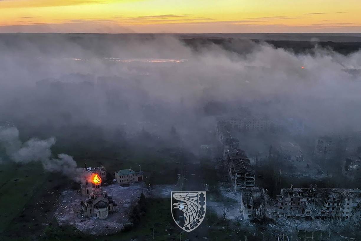 Se trató de una campaña sangrienta que además reveló profundas discrepancias entre el jefe de Wagner y el Ministerio de Defensa de Rusia, al que acusó reiteradamente de insuficientes suministros de armamento y municiones y de permitir a las unidades regulares huir de las posiciones tomadas por el grupo paramilitar.