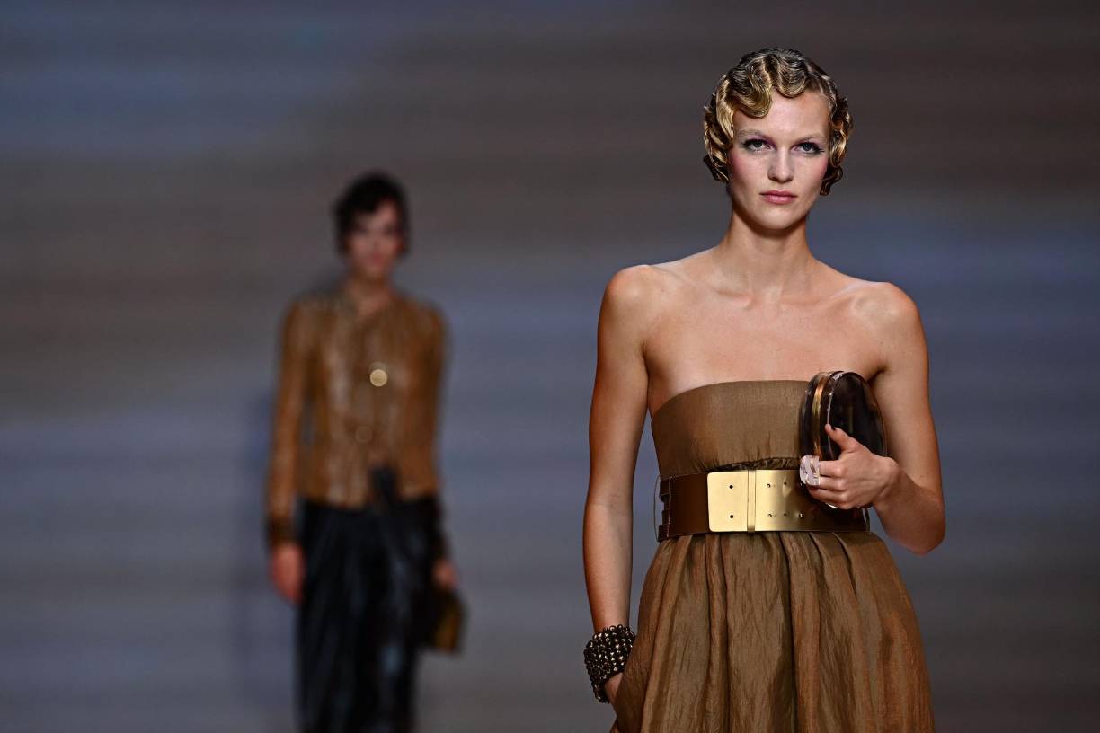 Les damos a continuación todos los aspectos más destacados de la recién culminada Semana de la Moda de Milán colección Primavera/Verano 2024, incluida la presentación del nuevo capítulo de Gucci bajo la dirección del director creativo Sabato De Sarno. En la foto, una modelo durante la pasarela de Giorgio Armani.