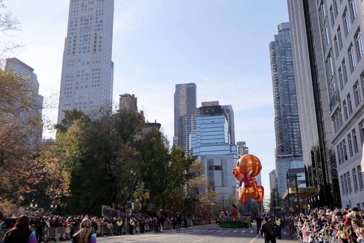 El desfile de este año contó con la participación de 16 globos gigantes, <b>28 carrozas</b>, 12 bandas de música y 10 grupos de actuación.