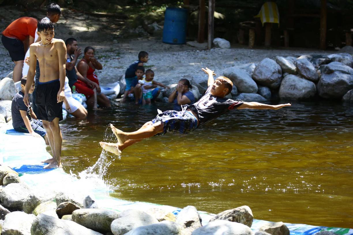 Un chapuzón en las refrescantes pozas de El Zapotal, es lo que más disfrutan los vacacionistas sampedranos.