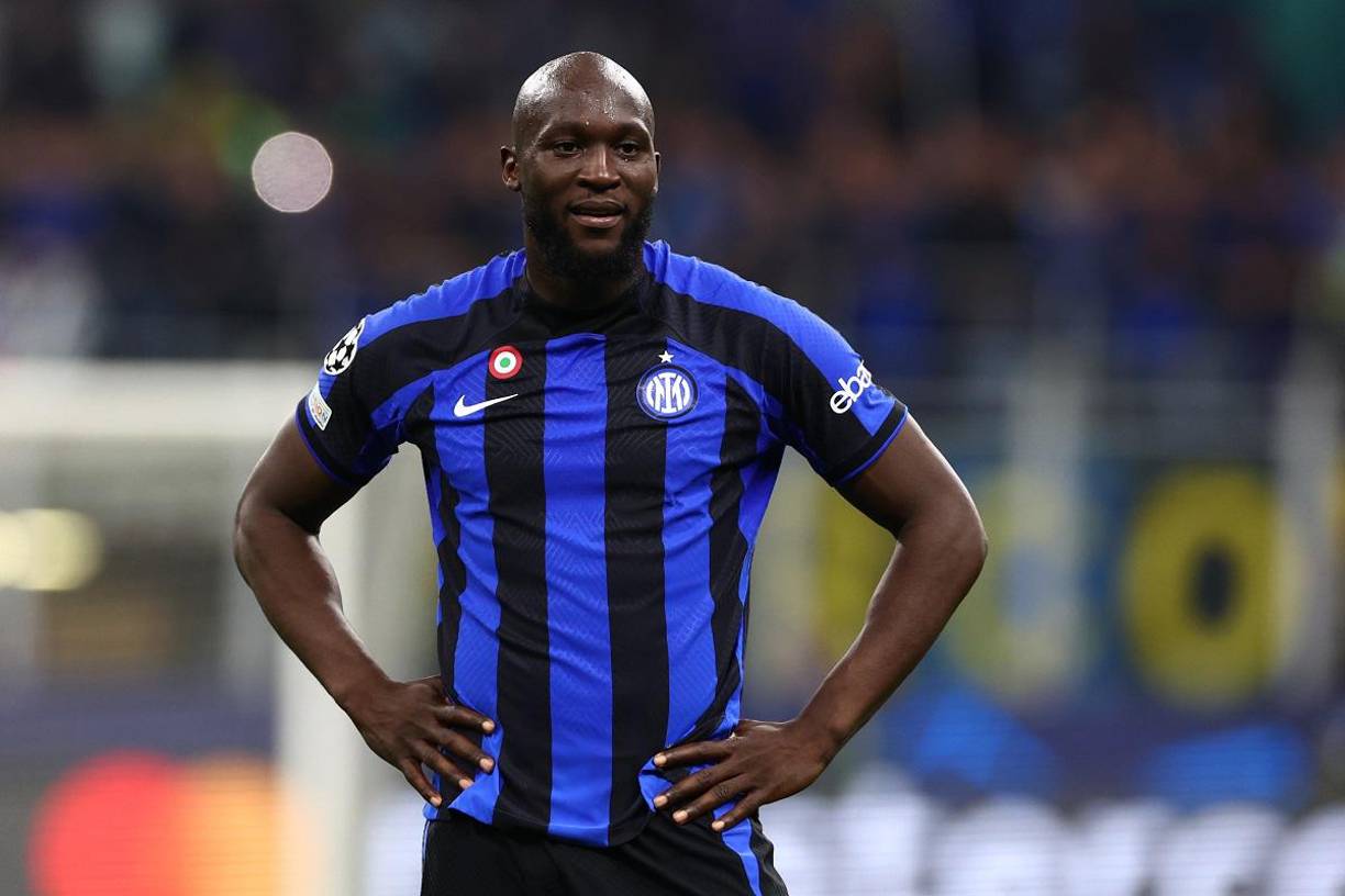 El Tottenham habría empezado conversaciones con el Chelsea para preguntar por Romlu Lukaku. Tras la pérdida de Harry Kane, el equipo londinense está buscando un delantero en el mercado para reemplazarlo y el belga podría ser una de las opciones. No obstante, se trataría tan solo de un diálogo inicial ya que Daniel Levy, presidente de los Spurs, no estaría dispuesto a hacer ninguna locura por el jugador.