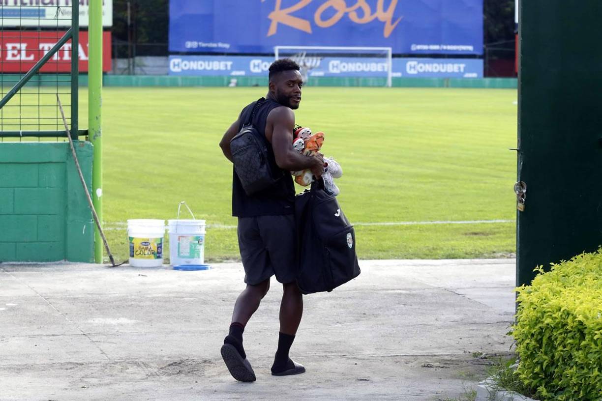 Clayvin Zúniga llegó bien cargado al entrenamiento en la sede del Marathón.