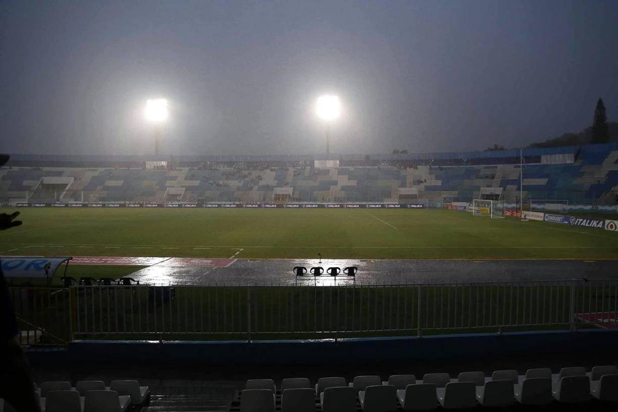 El estadio Nacional Chelato Uclés vivió un tremendo diluvio durante el partido entre el Olimpia y la Real Sociedad.