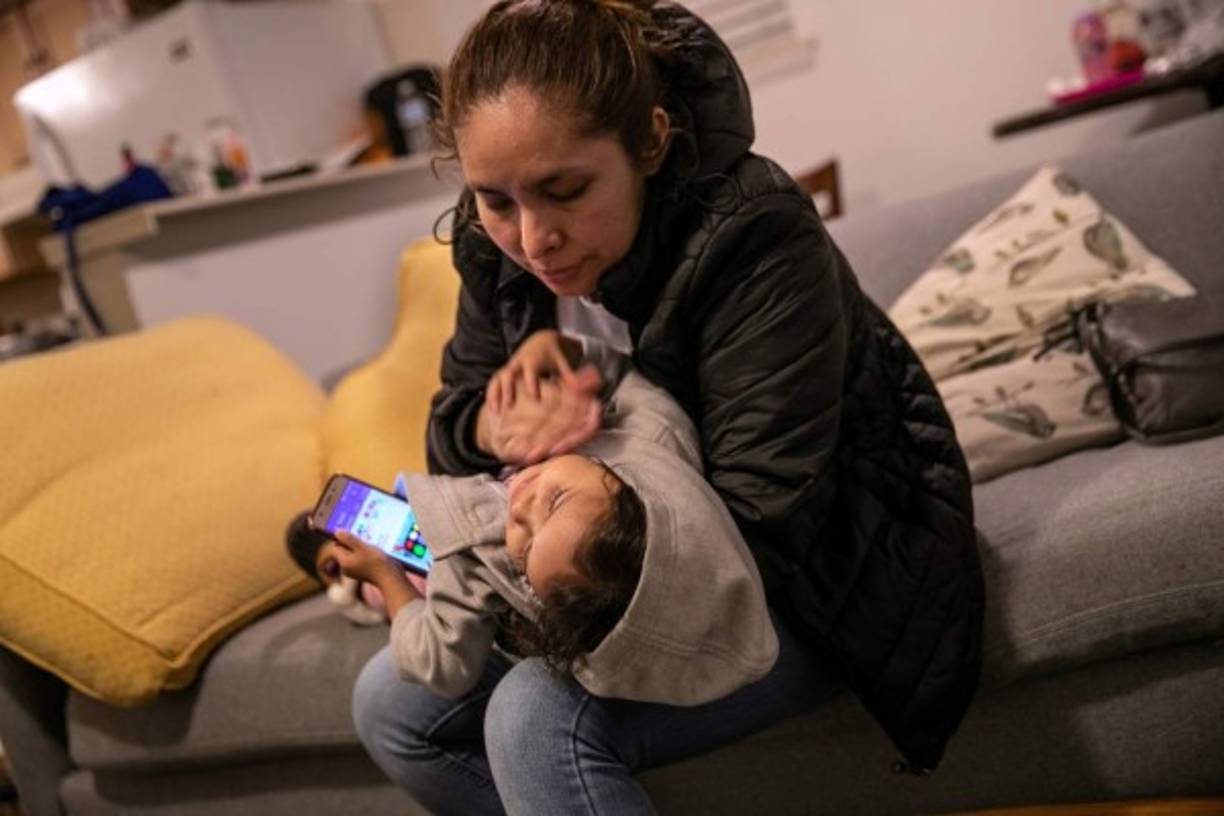 Yanela Sánchez y su madre Sandra comparten un momento juntos. AFP
