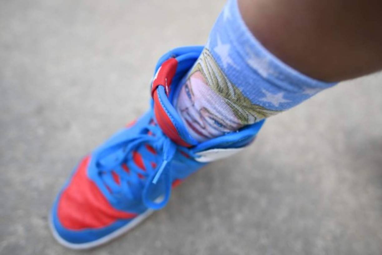 Este ciudadano muestra su apoyo a la candidata demócrata vistiendo unos calcetines como su imagen.