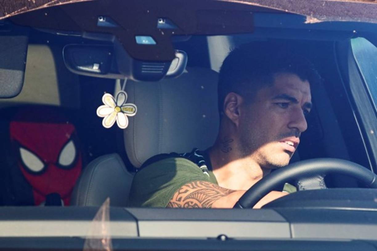 El uruguayo Luis Suárez ha sido cuestionado porque se le ve con algunas libras de más. Cabe señalar que el delantero fue operado en el mes de enero.<br/>