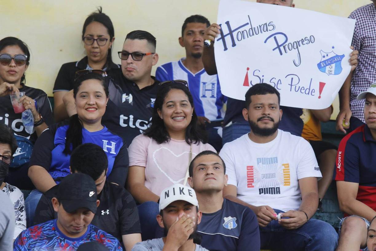 ¡Con toda la emoción! Las fanáticas posaron para las cámaras de Diario LA PRENSA.