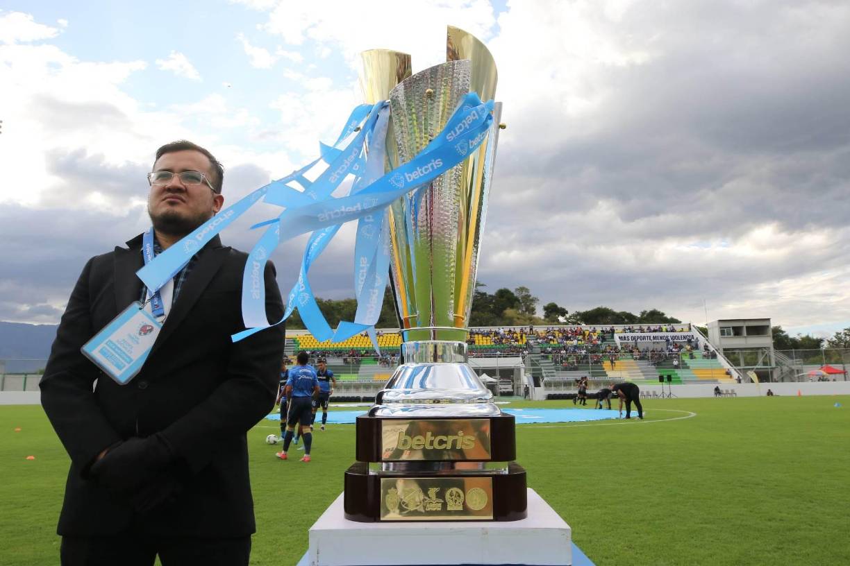 La bella Copa que se llevará el campeón del Apertura 2022-2023 de la Liga Nacional de Honduras.