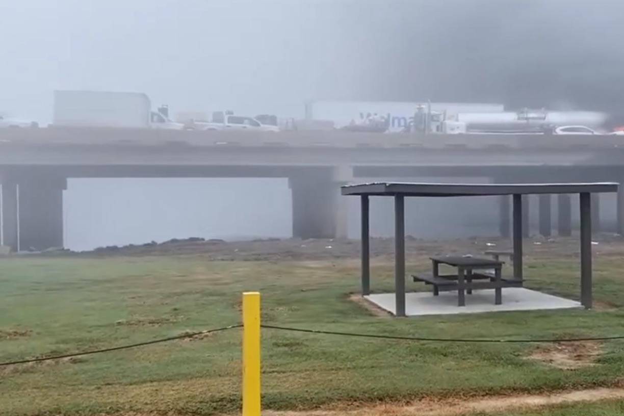 El accidente múltiple se produjo la una densa capa de humo y niebla que cubrió la carretera.