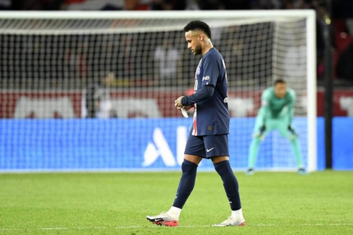 Neymar salió cabizbajo tras la sorpresiva derota del PSG en su propio campo ante Reims.