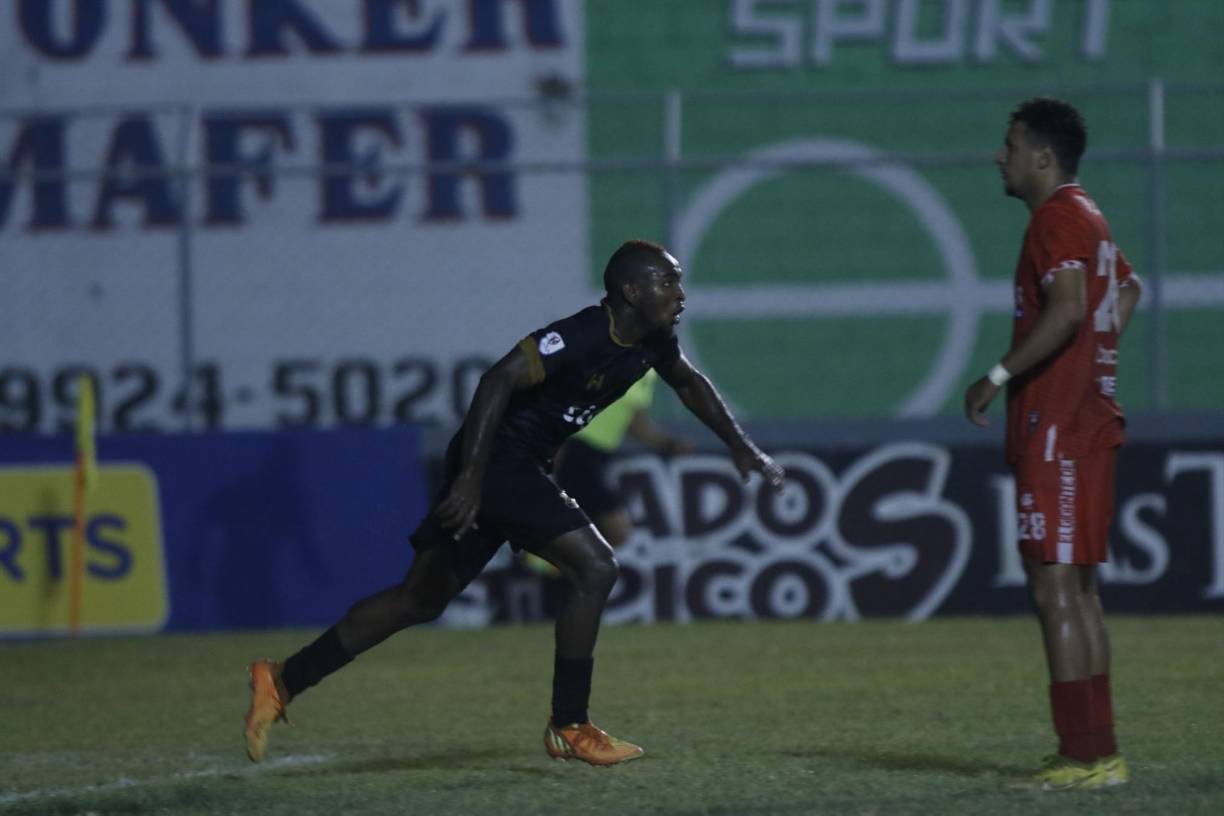 Llegó un tiro libre al minuto 75’ para el Honduras Progreso. El envío fue muy pasado y parecía que el portero Marcos Allen se quedaría con el esférico, pero el portero panameño calculó mal el balón, que se estrelló en el traveseaño y justó le cayó al delantero colombiano Harold Sandoval, quien no le suele dar ni el arcoiris, pero atento estuvo para mandarla a guardar.