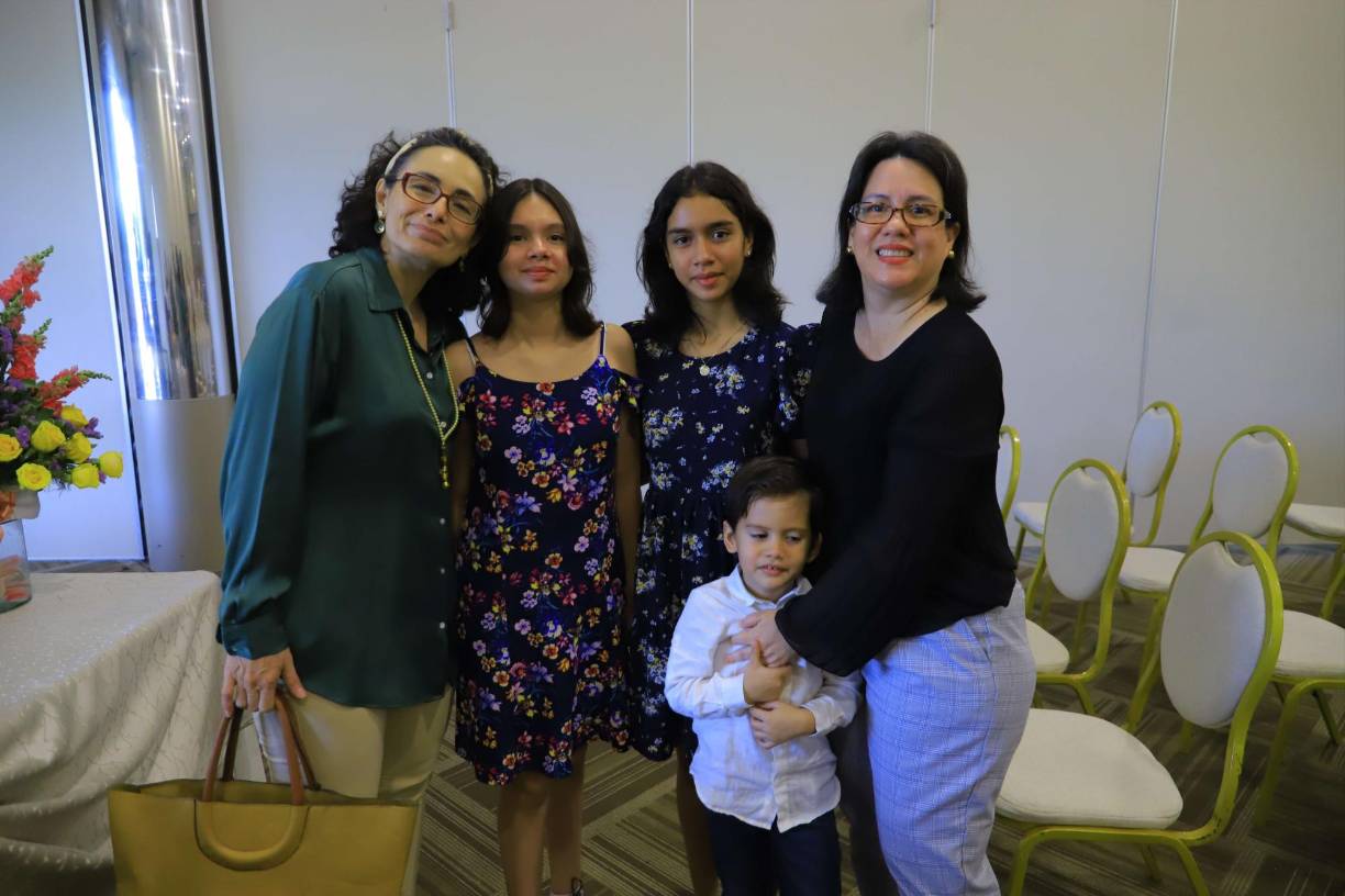 Tania Martínez, Vicky López, Jimena Alvarado, Gaby Martínez y Giorgio Ramos 