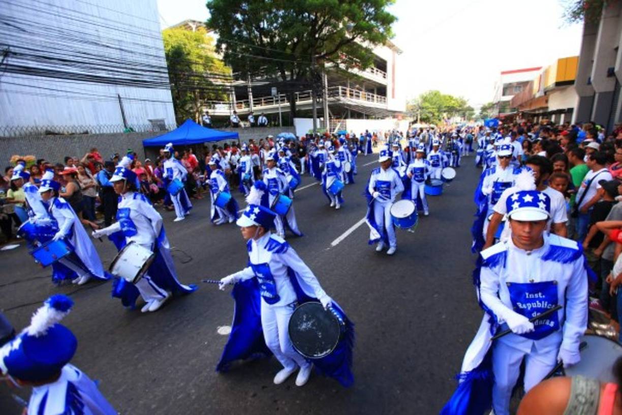 Cada banda se han ganado su propio público, quienes desde temprano buscan el mejor lugar para disfrutar del espectáculo.