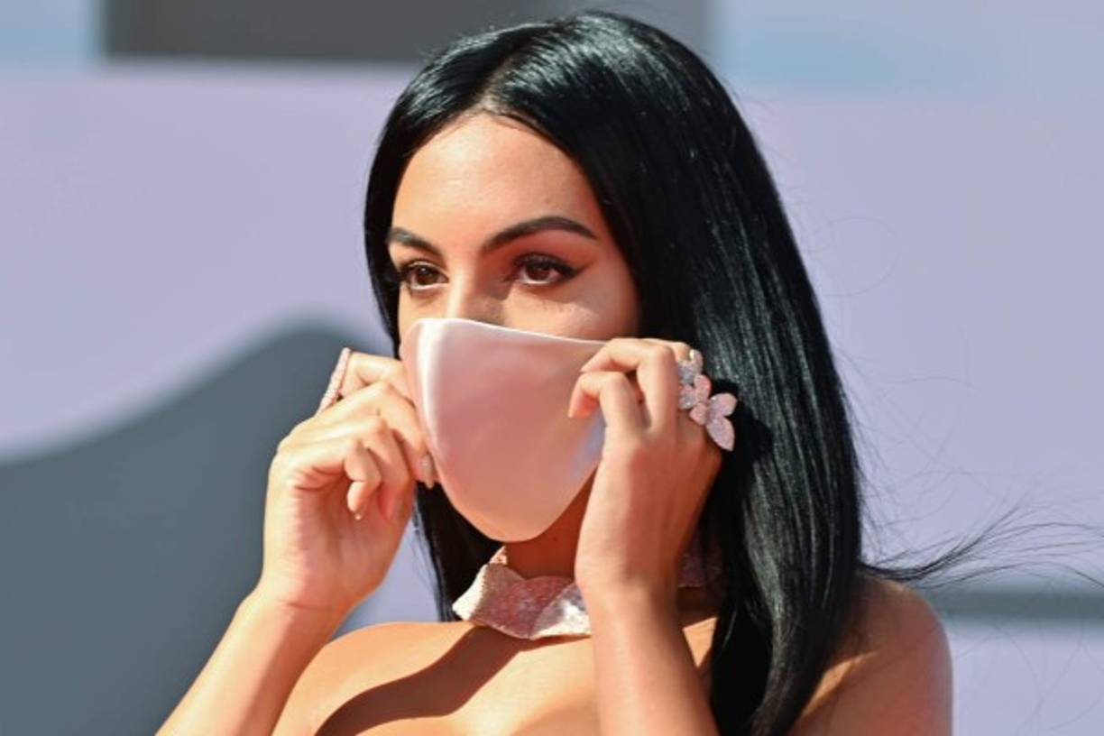 Georgina Rodríguez sostiene su mascarilla al llegar a la proyección de la película 'La voz humana' presentada fuera de competencia en el segundo día del Festival de Cine de Venecia.