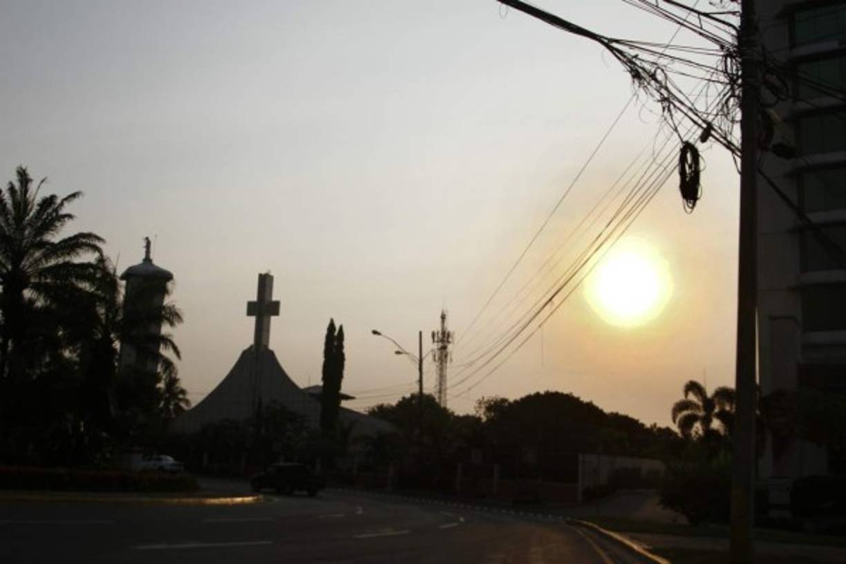 Una puesta del sol por la Iglesia San Vicente de Paúl.