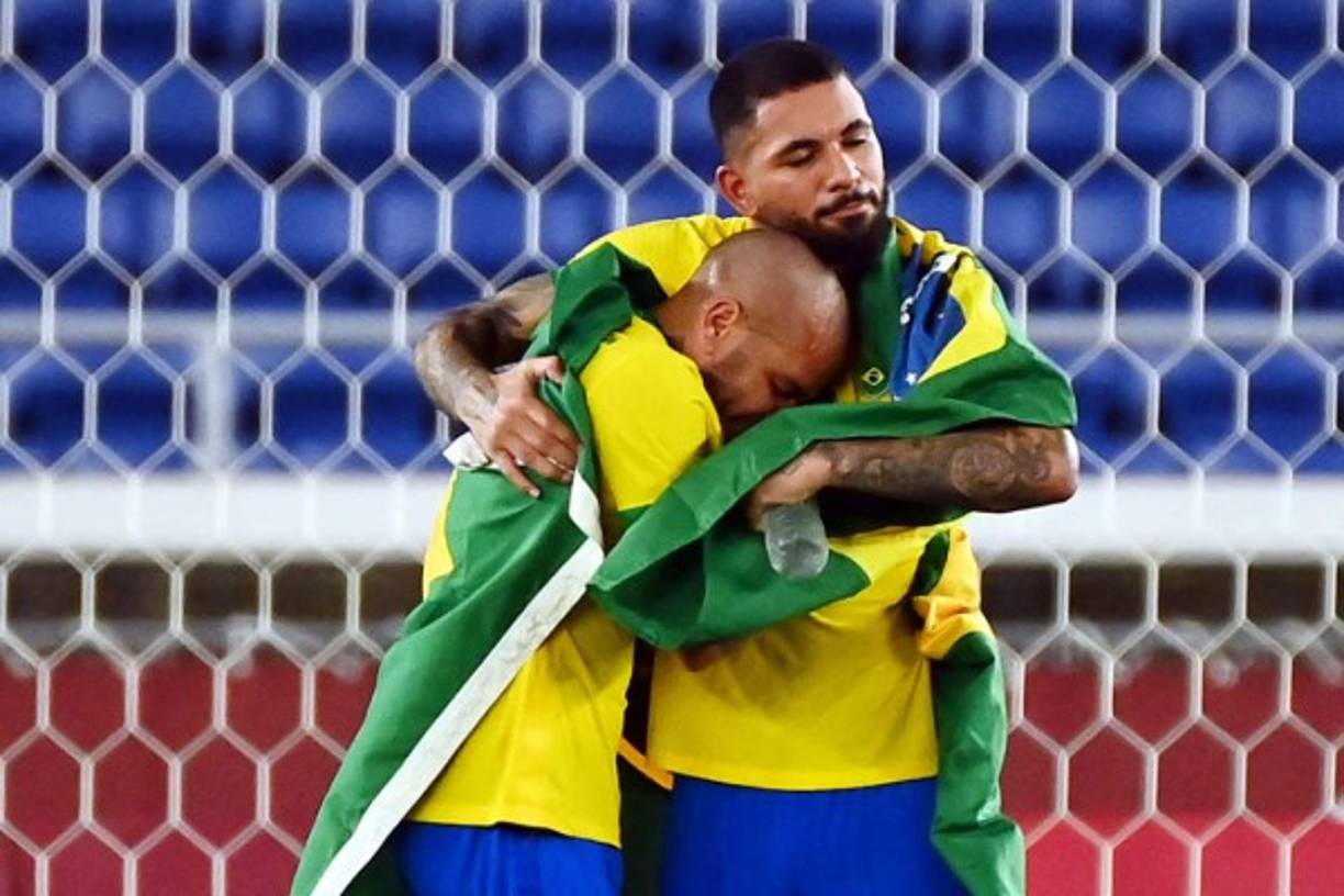 Dani Alves llorando en el pecho de su compañero Douglas Luiz.
