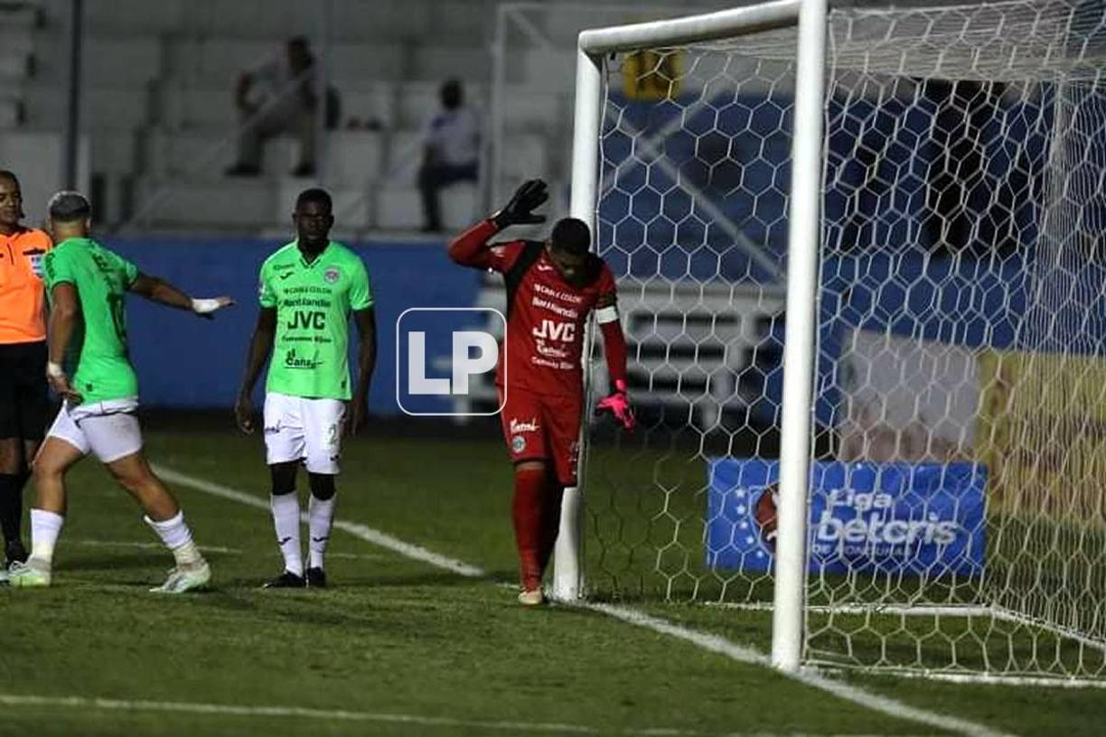 Sobre el final del partido, el árbitro Melvin Matamoros pitó otro penal para el Motagua por una falta y Denovan Torres desaprobó la decisión.