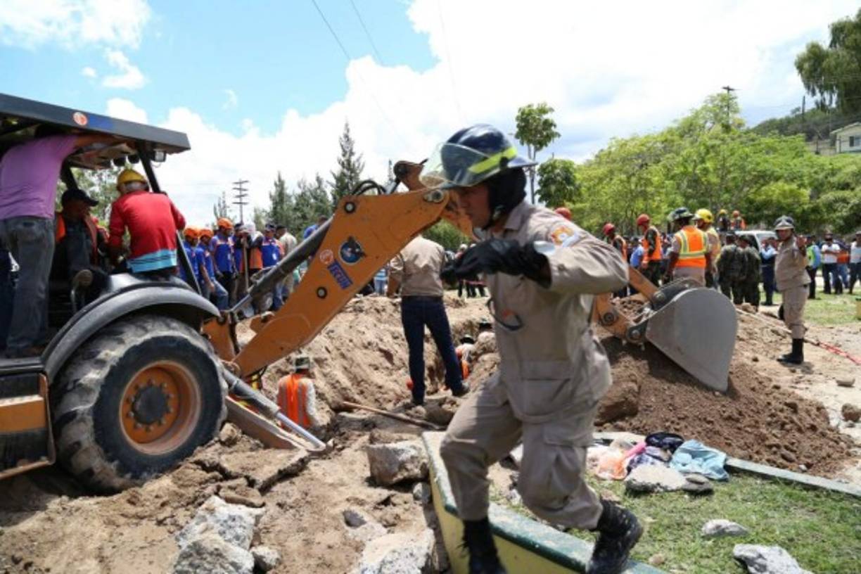 Los cuerpos sin vida de Franklin García (17) y Francis García (32) fueron recuperados después de quedar soterrados tras una explosión en Tegucigalpa.