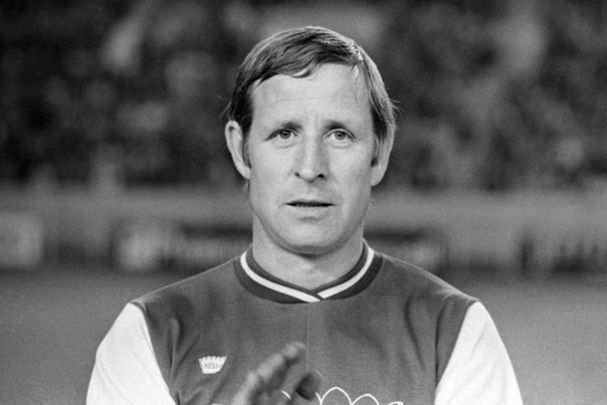 RAYMOND KOPA, 85 años, primera leyenda francesa del fútbol y estrella del Real Madrid. 3 de marzo.