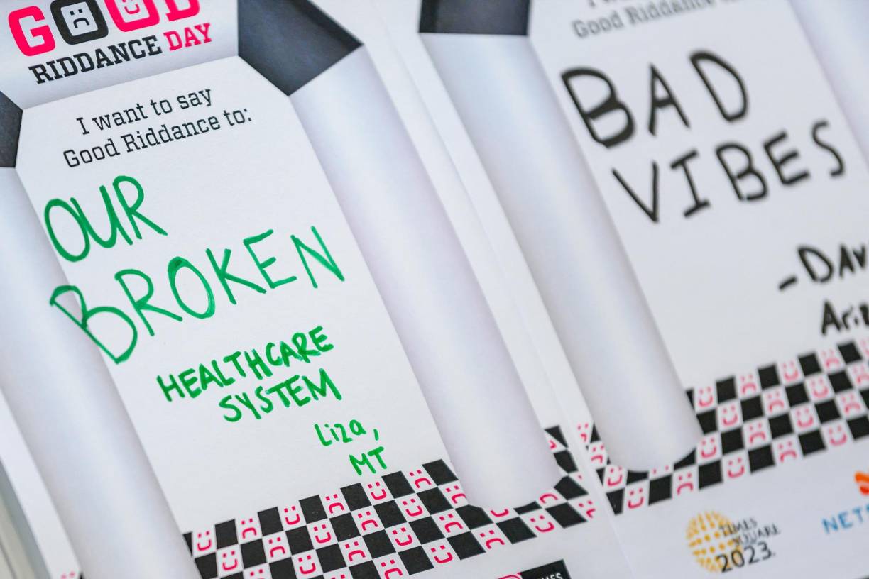 En este evento, que se realiza desde hace más de 16 años, los participantes primero hacen pedazos el papel donde escribieron lo que quieren dejar atrás y las tiran en un cubo de basura, luego tienen que pegar con todas sus fuerzas en un saco de boxeo y correr un pequeño recorrido hasta cruzar una línea de meta.