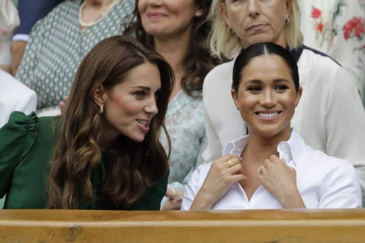 Meghan Markle y Kate Middleton no quisieron perderse la final femenina del torneo de tenis más importante, en el que se enfrentaron Serena Williams y Simona Halep en Londres.