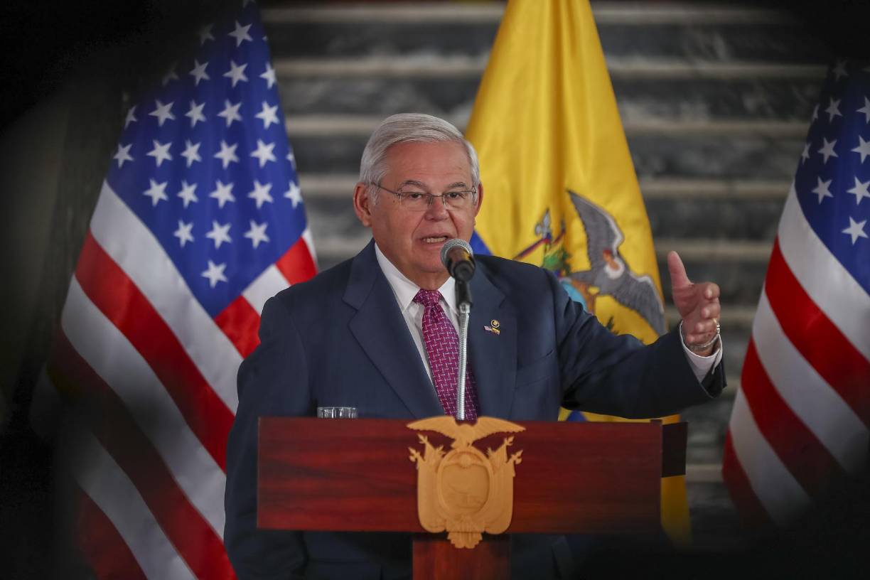 “Los que están detrás de esta campaña simplemente no pueden aceptar que un latinoamericano de primera generación y de origen humilde pueda llegar a ser senador de Estados Unidos y servir con honor y distinción”, dijo.