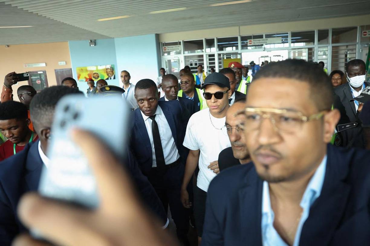 Muchos aprovecharon para tomarse selfies con la presencia de Kylian Mbappé.