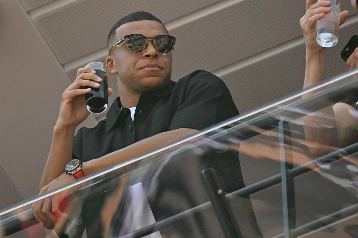 Después de disputar completos sólo 11 de los últimos 21 partidos que ha jugado con el PSG estos impagos parecen otra reacción del PSG contra Mbappé por la decisión del delantero de no renovar y cambiar de aires.