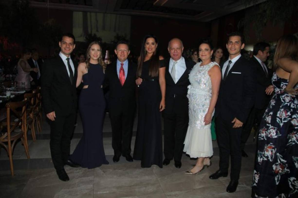 Julio José y Maytee Agurcia, Jed y Lorena Silver, Julio, Mónica y Edgardo Cantero.